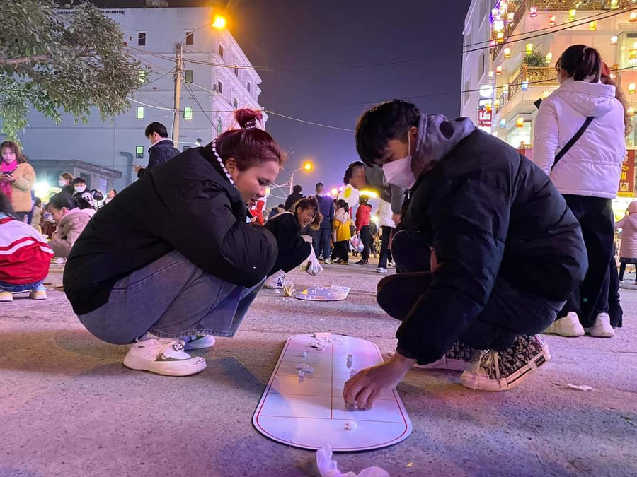 Trải nghiệm các trò chơi dân gian. Trải nghiệm các trò chơi dân gian.