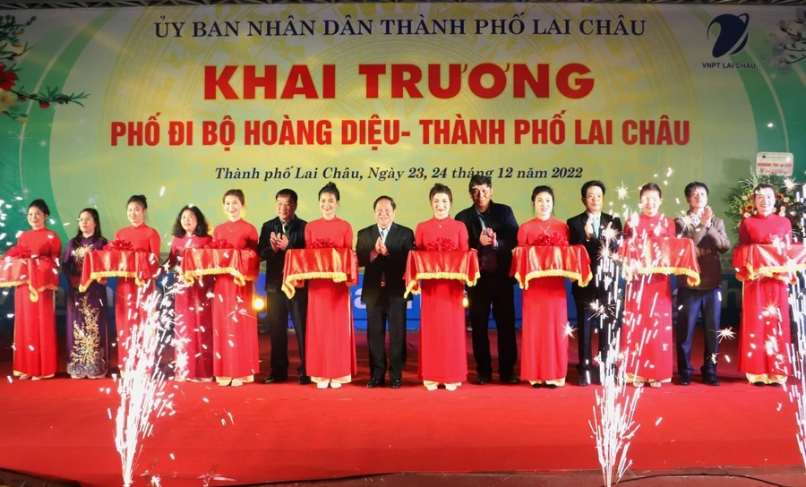 Cắt băng khai trương phố đi bộ Hoàng Diệu, thành phố Lai Châu.