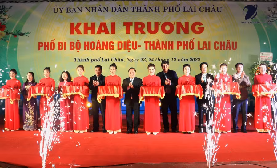 Cắt băng khai trương phố đi bộ Hoàng Diệu, thành phố Lai Châu.