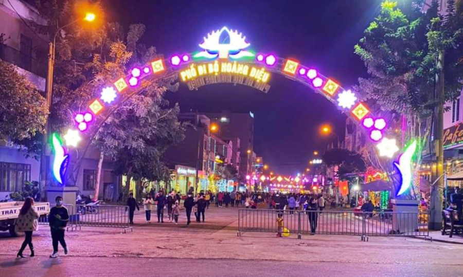 Phố đi bộ Hoàng Diệu có chiều dài 650m. Phố đi bộ Hoàng Diệu có chiều dài 650m.