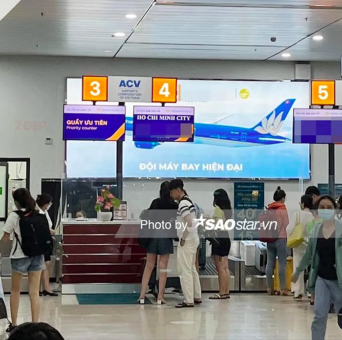 Lê Âu Ngân Anh bị bắt gặp xuất hiện tại sân bay cùng chồng sắp cưới. Lê Âu Ngân Anh bị bắt gặp xuất hiện tại sân bay cùng chồng sắp cưới.