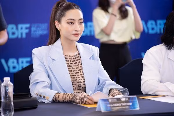 Hoa hậu Lương Thùy Linh xuất hiện trong trang phục vest thanh lịch phối cùng áo màu nude quyến rũ, khoe trọn body gợi cảm.