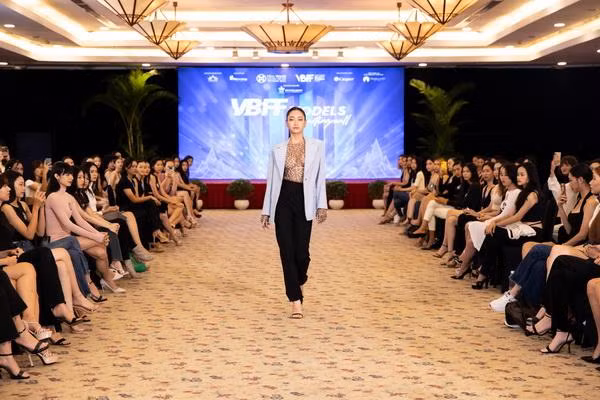 Lương Thùy Linh thị phạm catwalk cho dàn thí sinh.