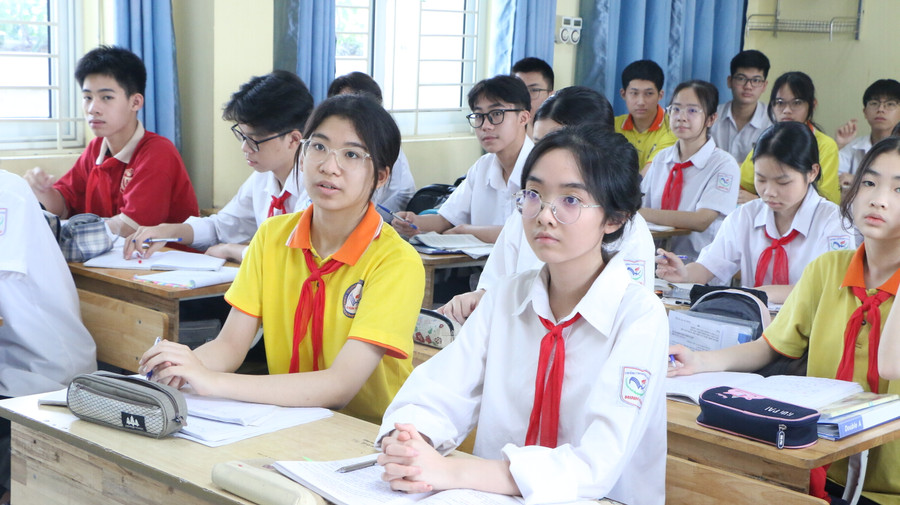 Các em học sinh khối 9 đang ôn luyện chuẩn bị cho ngày thi cận kề. Các em học sinh khối 9 đang ôn luyện chuẩn bị cho ngày thi cận kề.