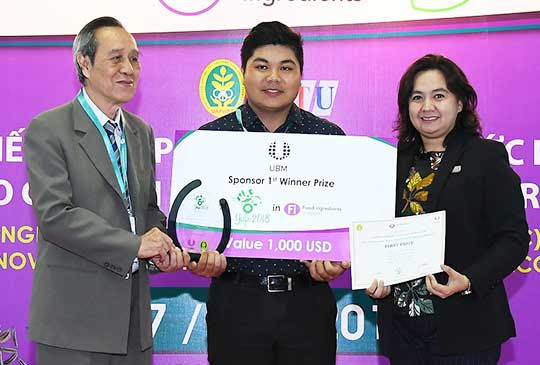 Đại diện cho nhóm sinh viên của Trường ĐH Mở TPHCM lên nhận giải Nhất từ Ban giám khảo