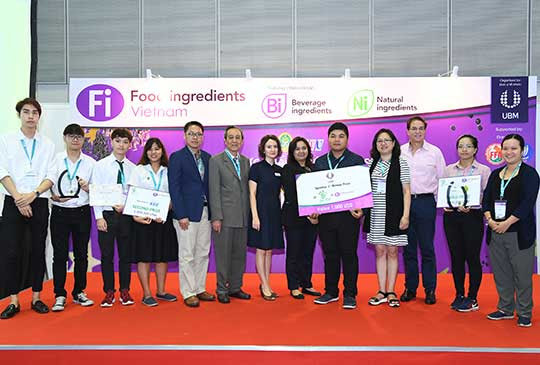 Ban giám khảo trao giải cho các nhóm đạt giải cao Ban giám khảo trao giải cho các nhóm đạt giải cao