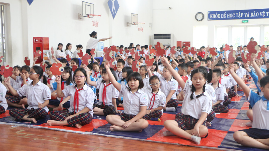 Các em được thử thách bằng các câu hỏi Toán, Khoa học bằng Tiếng Anh theo hình thức loại trực tiếp.