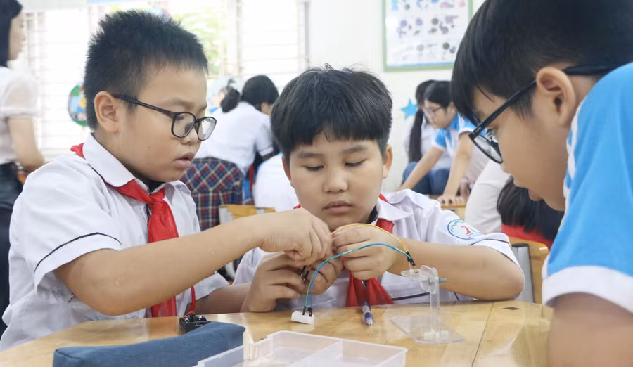 Các em học sinh Trường Tiểu học Đô thị Sài Đồng được làm quen với các hoạt động trải nghiệm về Khoa học, STEM ngay trên lớp.