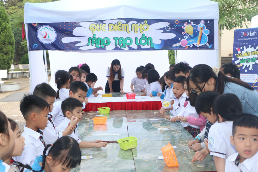 Trò chơi xếp que diêm thành những phép toán hợp lý thu hút sự tham gia của nhiều học sinh.