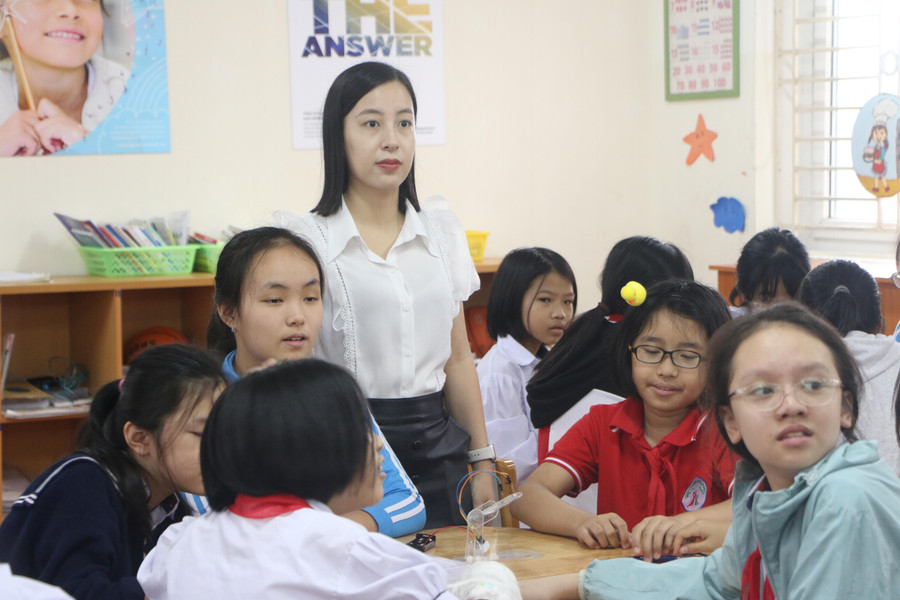 Cô Nguyễn Huyền Trang và các em học trò cùng tham gia trải nghiệm về hoạt động giáo dục STEM tại trường.