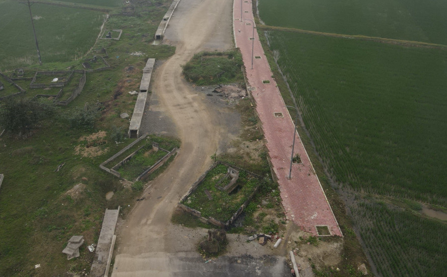 Những ngôi mộ án ngữ giữa đường.