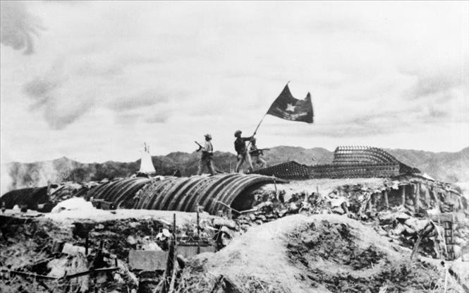 Chiều 7/5/1954, lá cờ "Quyết chiến - Quyết thắng" của Quân đội nhân dân Việt Nam tung bay trên nóc hầm tướng De Castries, đánh dấu thời khắc của chiến thắng Điện Biên Phủ “lừng lẫy năm châu, chấn động địa cầu”. Ảnh: Tư liệu TTXVN.