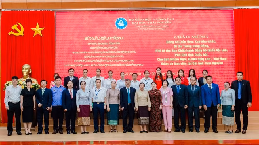 Bà Sounthone Xayachak - Bí thư Trung ương Đảng Nhân dân cách mạng Lào, Phó Chủ tịch Quốc hội, Chủ tịch Nhóm Nghị sĩ hữu nghị Lào - Việt Nam dẫn đầu đoàn công tác đến thăm và làm việc với Đại học Thái Nguyên.