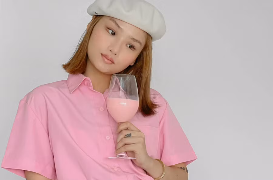 Miu Lê tự lên đồ, makeup và chụp hình tại nhà.