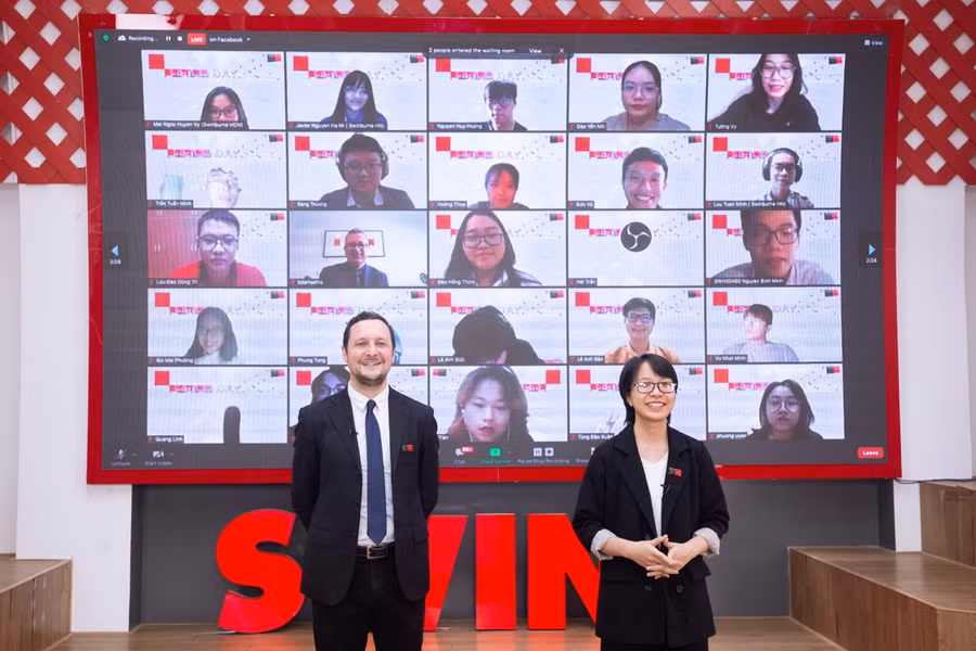 Các sinh viên Swinburne tham dự Lễ khai giảng chào mừng năm học mới