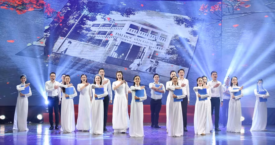 Ca khúc "Bài ca về mái trường"(Nhạc và lời: Nguyễn Ngọc Thịnh) mở màn buổi lễ.