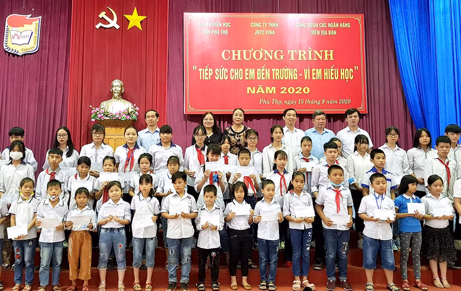 Đại diện lãnh đạo Hội Khuyến học tỉnh và nhà tài trợ trao học bổng cho học sinh thành phố Việt Trì có hoàn cảnh khó khăn
