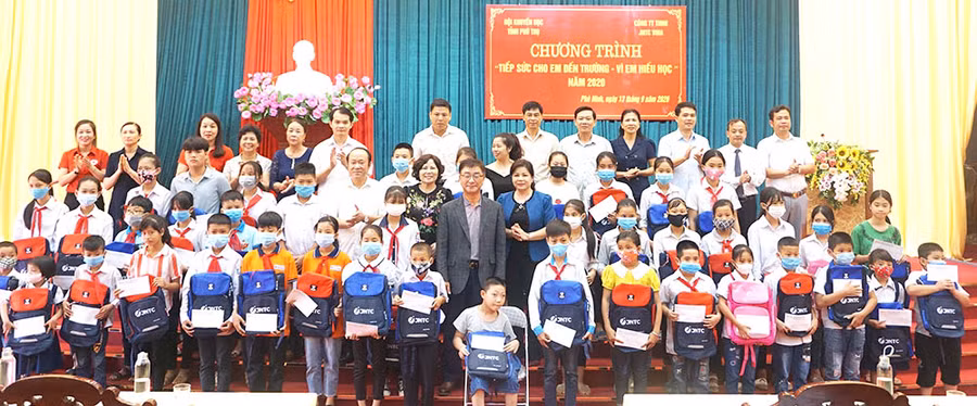 Các đại biểu trao học bổng cho các em học sinh huyện Phù Ninh