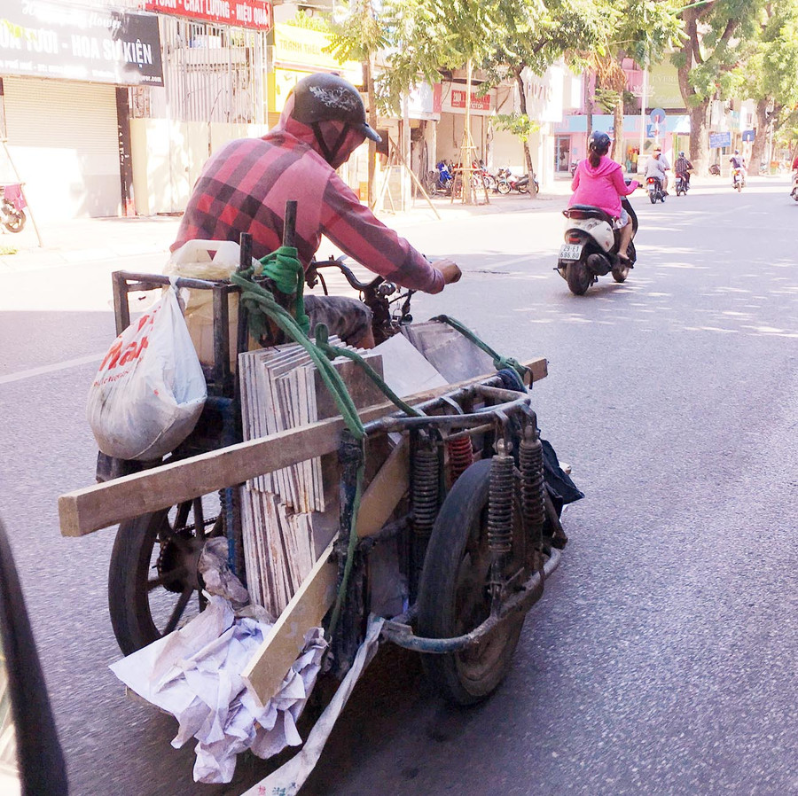 Xe thồ đá làm xiếc trên Phố Huế