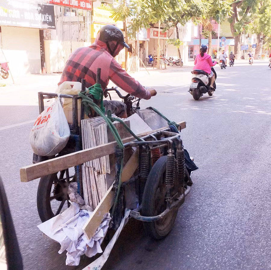 Xe thồ đá làm xiếc trên Phố Huế