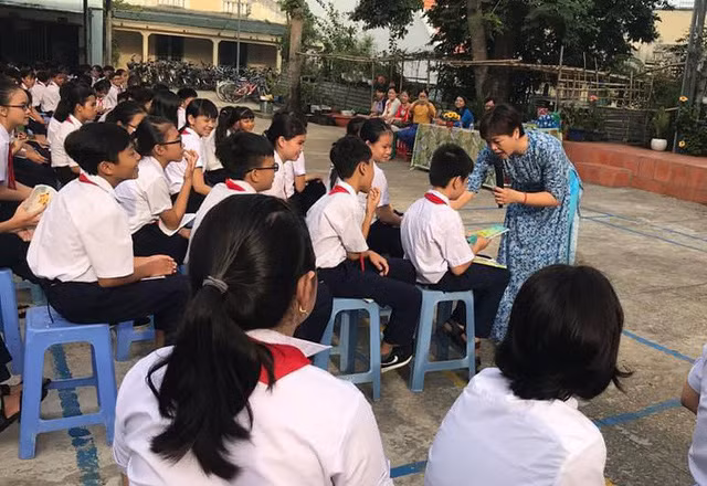 TS Phạm Thị Thúy trong một chuyên đề về bảo vệ bản thân dành cho học sinh