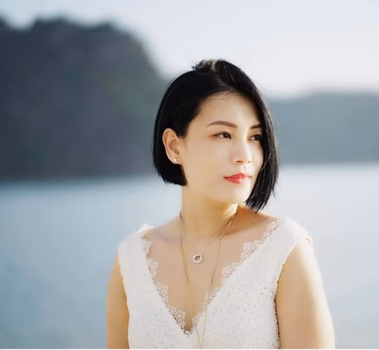 Vợ Xuân Bắc mang vẻ đẹp mặn mà.