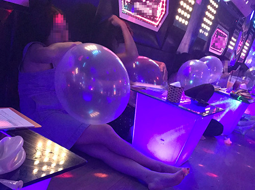 Khách ngậm bóng cười ở mộtquán cà phê Hà Nội. Ảnh:PV