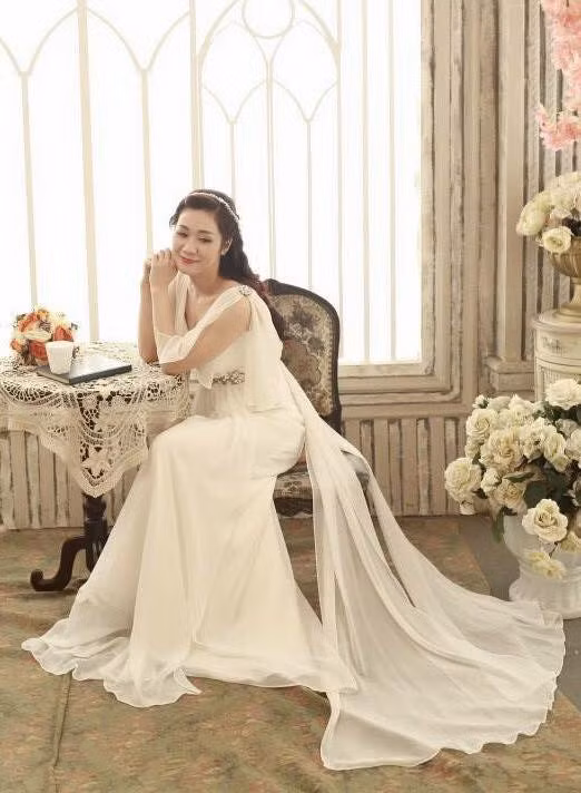 Bà xã Tự Long mang vẻ đẹp dịu dàng, thanh khiết.