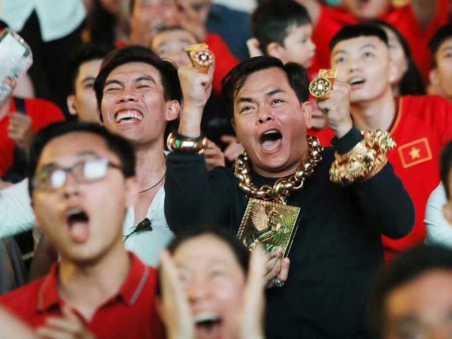 CĐV "chói lòa" nhất phố đi bộ Nguyễn Huệ đeo 13 kg vàng đi cổ vũ hình ảnh 4 cdv "choi loa" nhat pho di bo nguyen hue deo 13 kg vang di co vu hinh anh 4