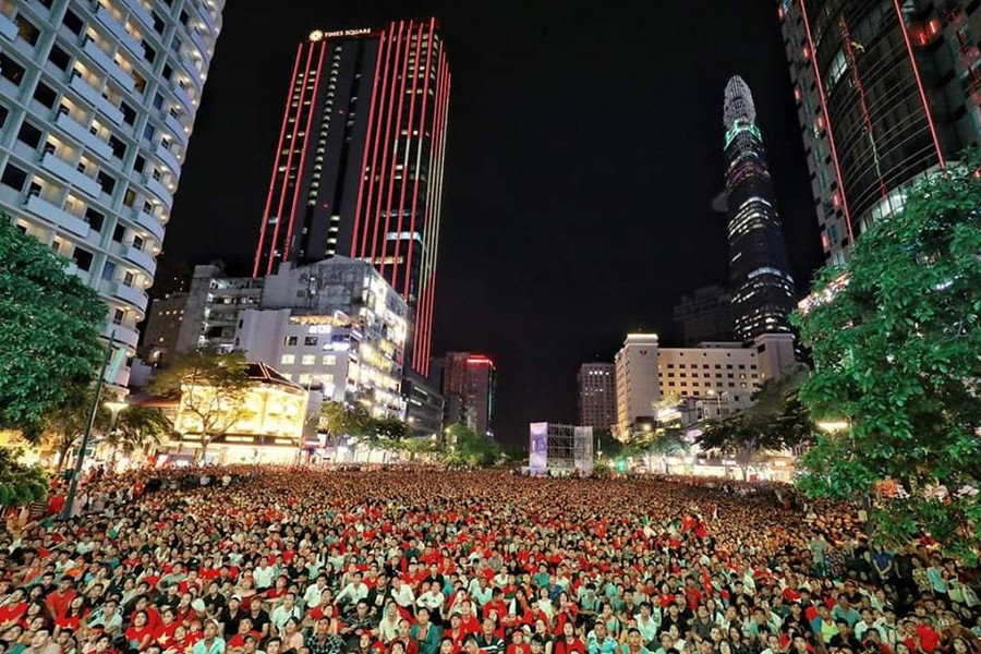 CĐV "chói lòa" nhất phố đi bộ Nguyễn Huệ đeo 13 kg vàng đi cổ vũ hình ảnh 5 cdv "choi loa" nhat pho di bo nguyen hue deo 13 kg vang di co vu hinh anh 5