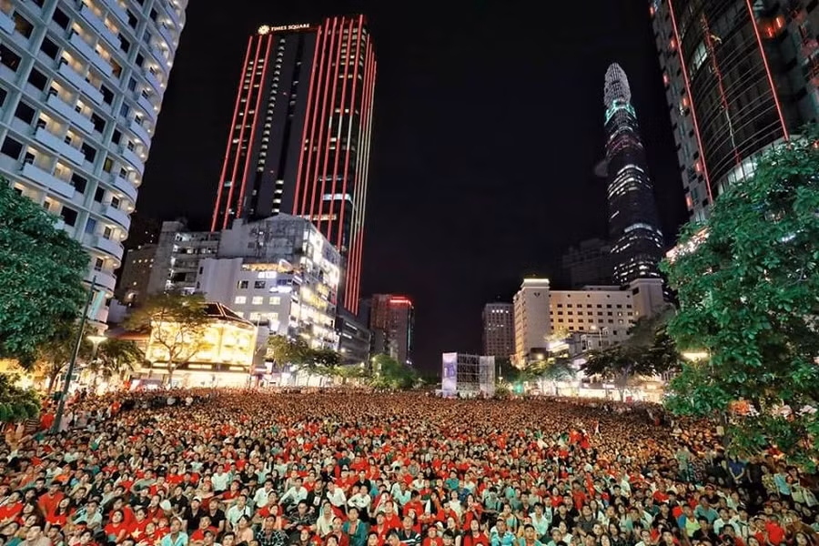 CĐV "chói lòa" nhất phố đi bộ Nguyễn Huệ đeo 13 kg vàng đi cổ vũ hình ảnh 5 cdv "choi loa" nhat pho di bo nguyen hue deo 13 kg vang di co vu hinh anh 5