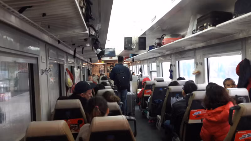 toa-tau-dong-kin-khach