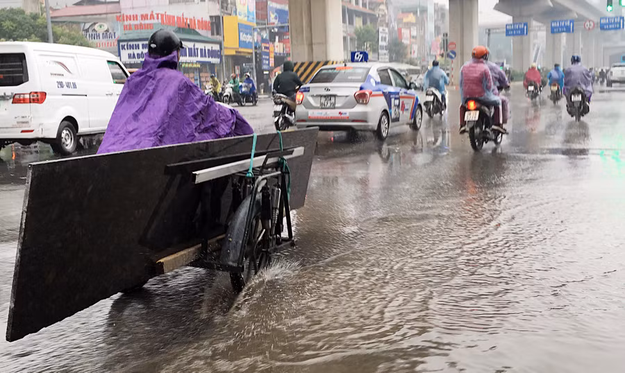 “Siêu xe” chở đá lướt trên đường Trần Phú, Hà Đông (Hà Nội)
