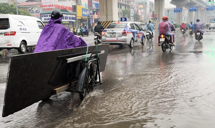 “Siêu xe” chở đá lướt trên đường Trần Phú, Hà Đông (Hà Nội)