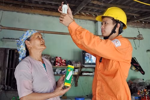 Lắp đèn chiếu sáng cho người dân nông thôn