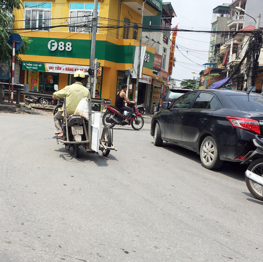 Xe vào cua trên đường Giải Phóng