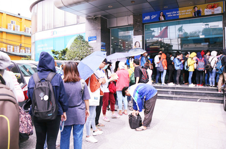 Chiều ngày 4/12, số lượng SV đến IIG Việt Nam đăng ký thi TOEIC đã giảm nhiều nhưng vẫn còn xếp hàng dài