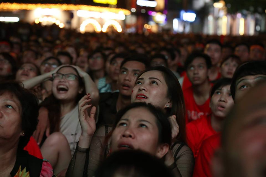 CĐV "chói lòa" nhất phố đi bộ Nguyễn Huệ đeo 13 kg vàng đi cổ vũ hình ảnh 6 cdv "choi loa" nhat pho di bo nguyen hue deo 13 kg vang di co vu hinh anh 6