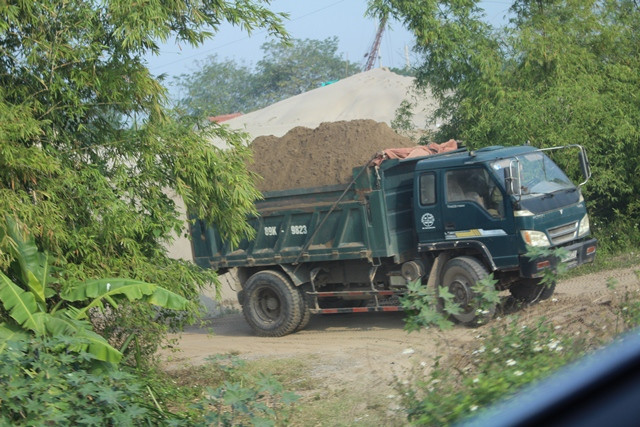 Xe quá khổ, quá tải vận chuyển cát ra khỏi các bãi tập kết, băm nát đê tả sông Hồng
