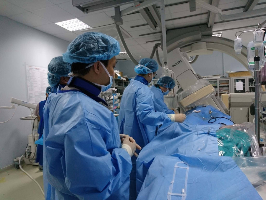 Bệnh nhân được điều trị bằng phương pháp sử dụng năng lượng sóng