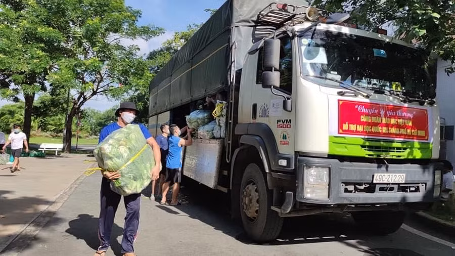 Lực lượng tình nguyện đang vận chuyển nhu yếu phẩm, rau xanh hỗ trợ cho các nơi khó khăn