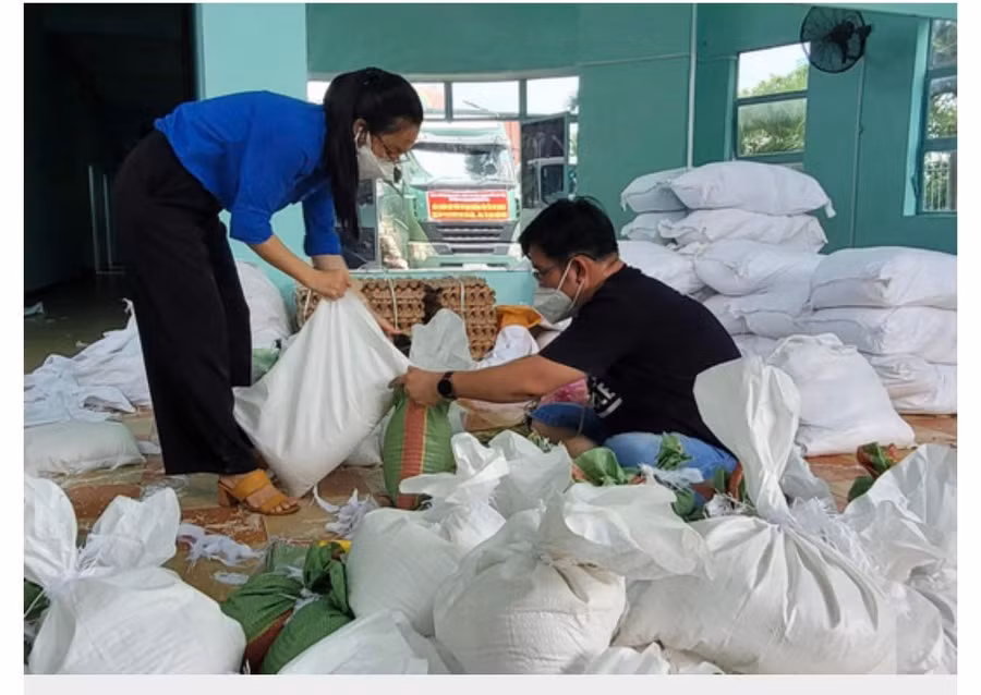 Th.s Phùng Quán- Phó Chủ tịch Công đoàn Đại học Quốc gia TP Hồ Chí Minh cùng lực lượng tình nguyện phân phối hàng nhu yếu phẩm để đi hỗ trợ cho sinh viên, giảng viên