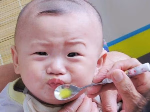 Bác sĩ Nhi gợi ý những bí quyết cho trẻ uống thuốc dễ dàng, không khóc lóc - Ảnh 3.