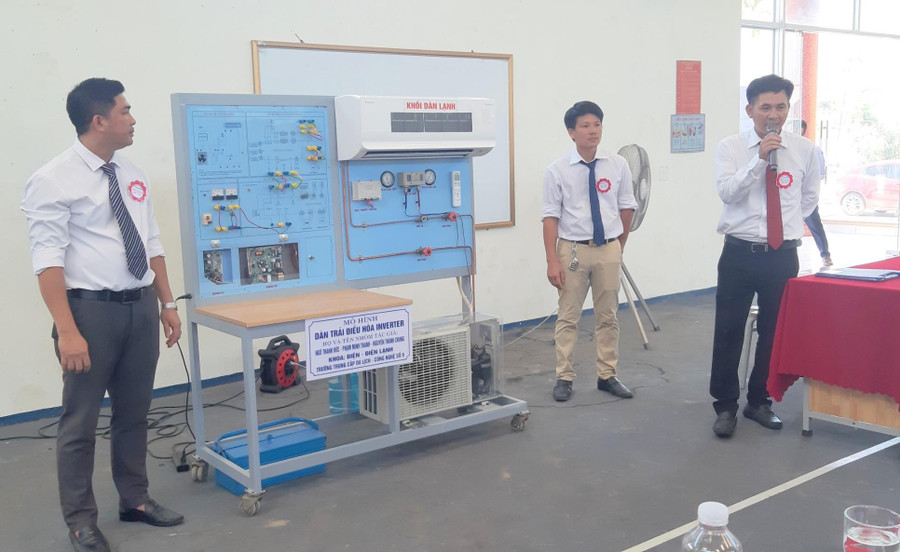 Các giáo viên thuyết trình về thiết bị đào tạo. Các giáo viên thuyết trình về thiết bị đào tạo.