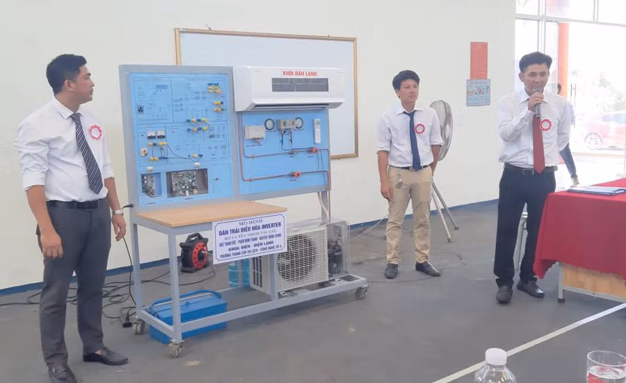 Các giáo viên thuyết trình về thiết bị đào tạo.