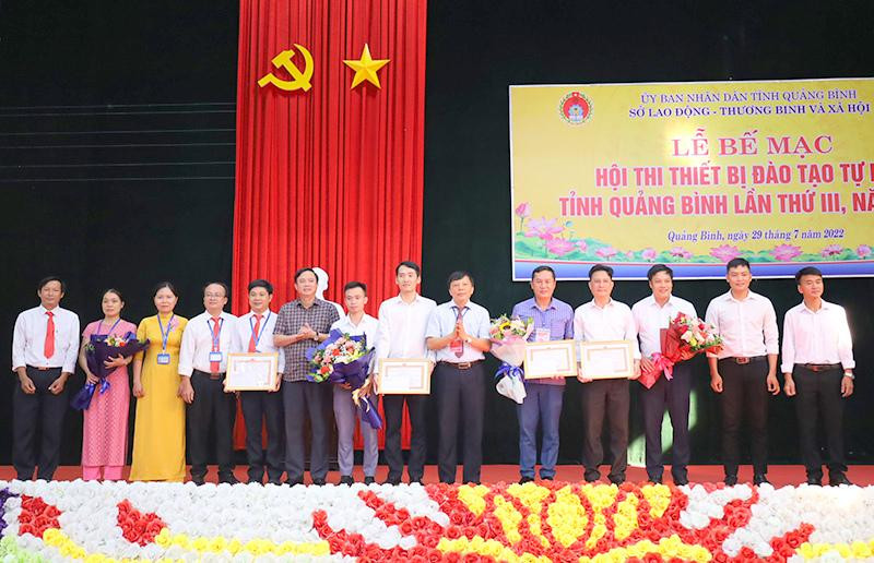 Ban tổ chức trao giải cho các cá nhân tham gia hội thi. Ban tổ chức trao giải cho các cá nhân tham gia hội thi.