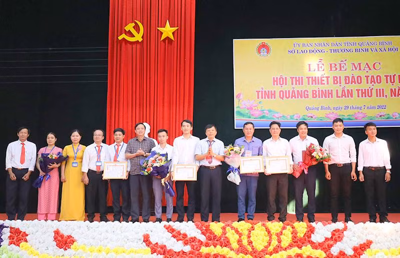 Ban tổ chức trao giải cho các cá nhân tham gia hội thi.