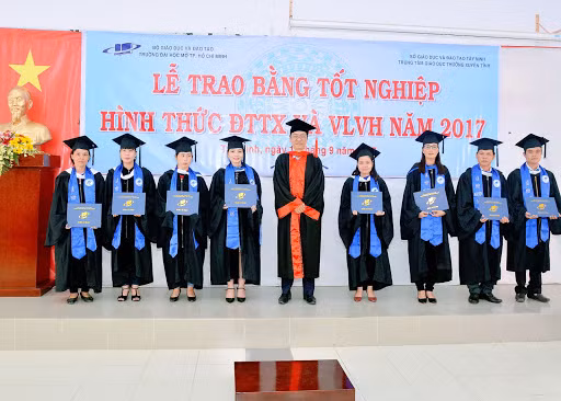 Sinh viên hệ vừa học vừa làm, đào tạo từ xa nhận bằng tốt nghiệp