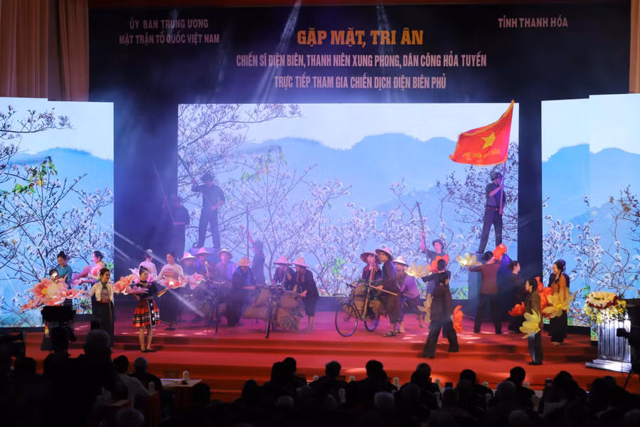 Chương trình văn nghệ trong buổi tri ân tái hiện khí thế hào hùng chiến thắng Điện Biên Phủ. (Ảnh: MH)