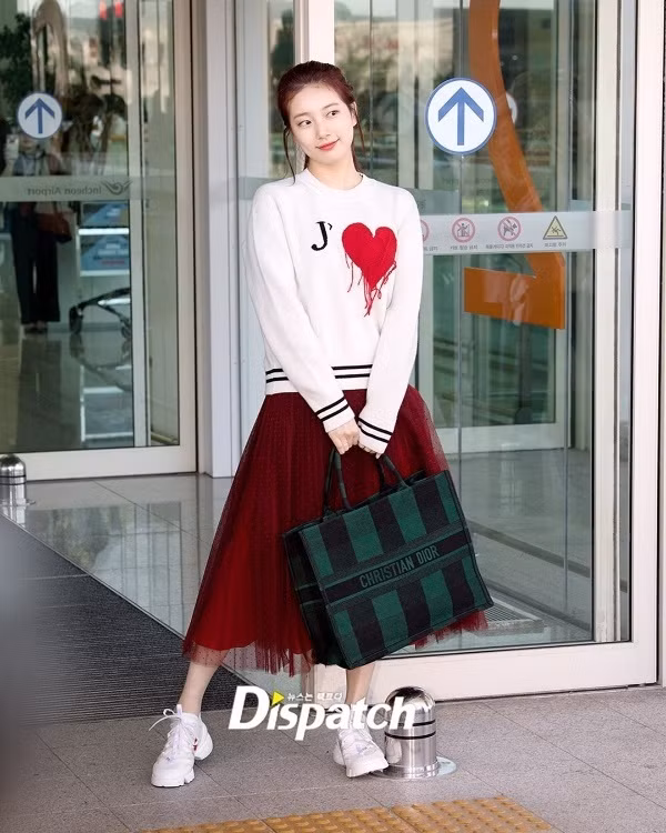 Nâng tầm phong cách mùa thu với 12 set đồ sân bay sành điệu các mỹ nhân xứ Hàn